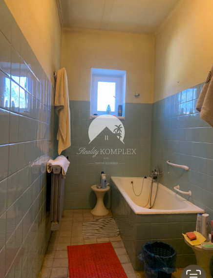 Reality Komplex s.r.o. Vám exkluzívne ponúka na PREDAJ poschodový rodinný dom s obrovským pozemkom v obci Tôň, blízko Komárna!