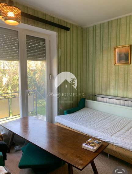 Reality Komplex s.r.o. Vám exkluzívne ponúka na PREDAJ poschodový rodinný dom s obrovským pozemkom v obci Tôň, blízko Komárna!