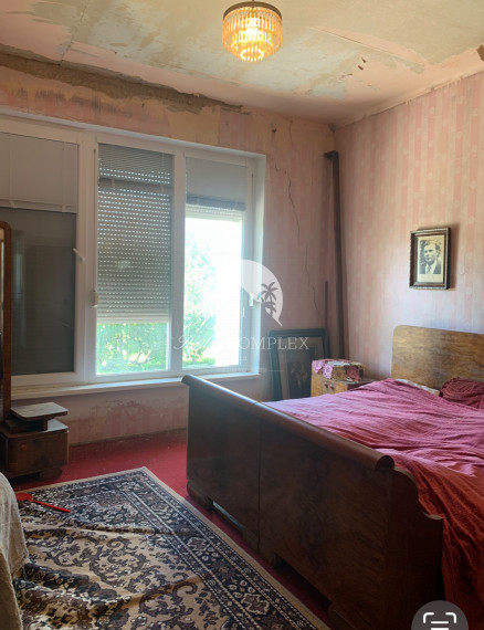 Reality Komplex s.r.o. Vám exkluzívne ponúka na PREDAJ poschodový rodinný dom s obrovským pozemkom v obci Tôň, blízko Komárna!