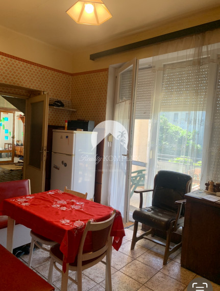 Reality Komplex s.r.o. Vám exkluzívne ponúka na PREDAJ poschodový rodinný dom s obrovským pozemkom v obci Tôň, blízko Komárna!