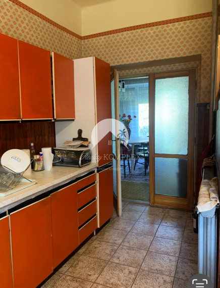 Reality Komplex s.r.o. Vám exkluzívne ponúka na PREDAJ poschodový rodinný dom s obrovským pozemkom v obci Tôň, blízko Komárna!