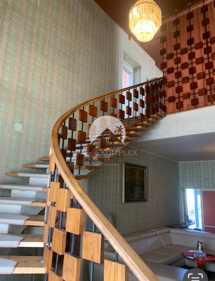 Reality Komplex s.r.o. Vám exkluzívne ponúka na PREDAJ poschodový rodinný dom s obrovským pozemkom v obci Tôň, blízko Komárna!