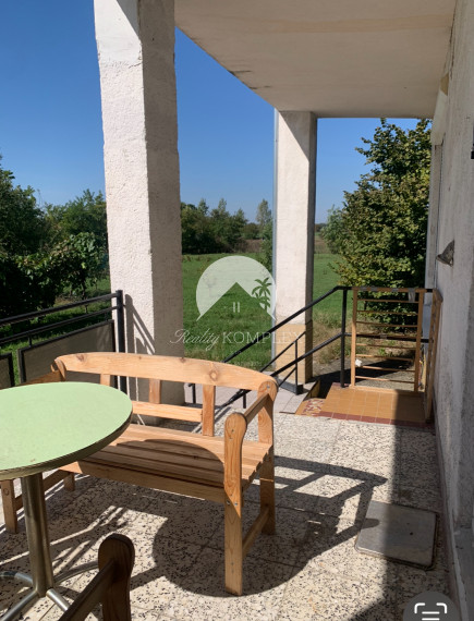 Reality Komplex s.r.o. Vám exkluzívne ponúka na PREDAJ poschodový rodinný dom s obrovským pozemkom v obci Tôň, blízko Komárna!