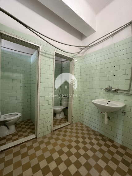 Reality KOMPLEX s.r.o., Vám ponúka na predaj jednopodlažnú murovanú budovu, s rozlohou 1.520m2 v obci Patince