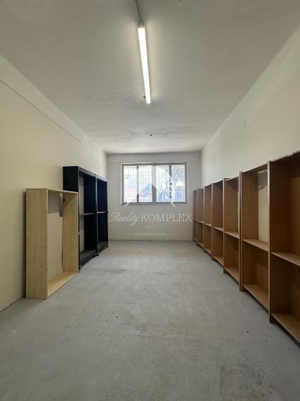 Reality KOMPLEX s.r.o., Vám ponúka na predaj jednopodlažnú murovanú budovu, s rozlohou 1.520m2 v obci Patince