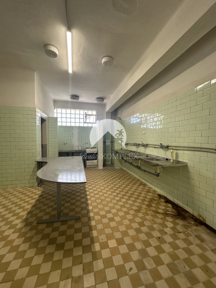 Reality KOMPLEX s.r.o., Vám ponúka na predaj jednopodlažnú murovanú budovu, s rozlohou 1.520m2 v obci Patince