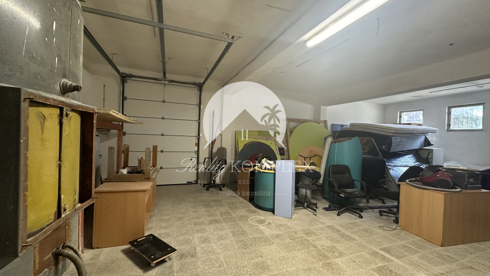 Reality KOMPLEX s.r.o., Vám ponúka na predaj jednopodlažnú murovanú budovu, s rozlohou 1.520m2 v obci Patince