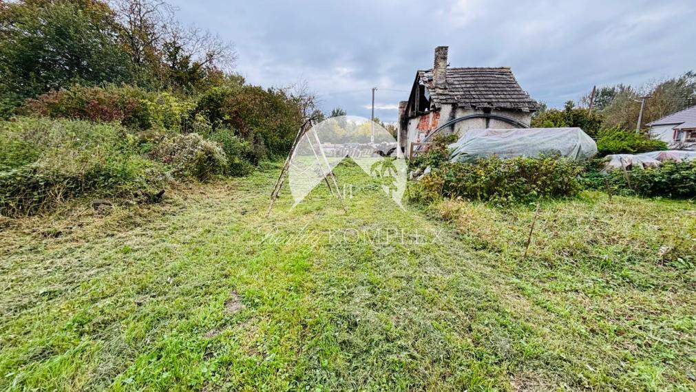 Reality KOMPLEX s.r.o., Vám ponúka EXKLUZÍVNE na predaj pozemok so starším domom v obci Čičov