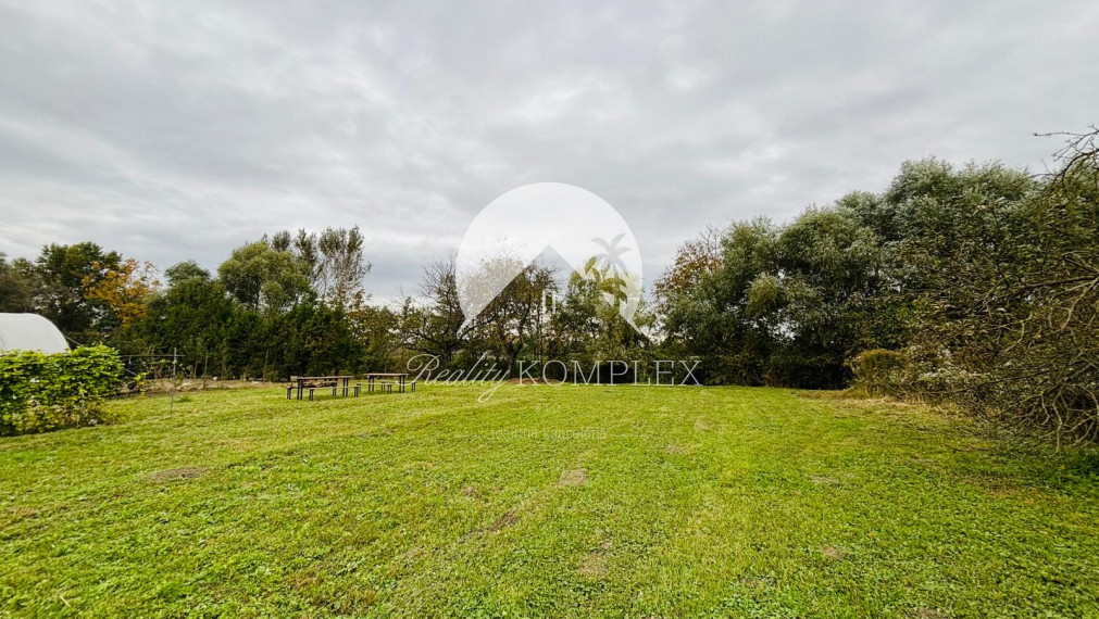 Reality KOMPLEX s.r.o., Vám ponúka EXKLUZÍVNE na predaj pozemok so starším domom v obci Čičov
