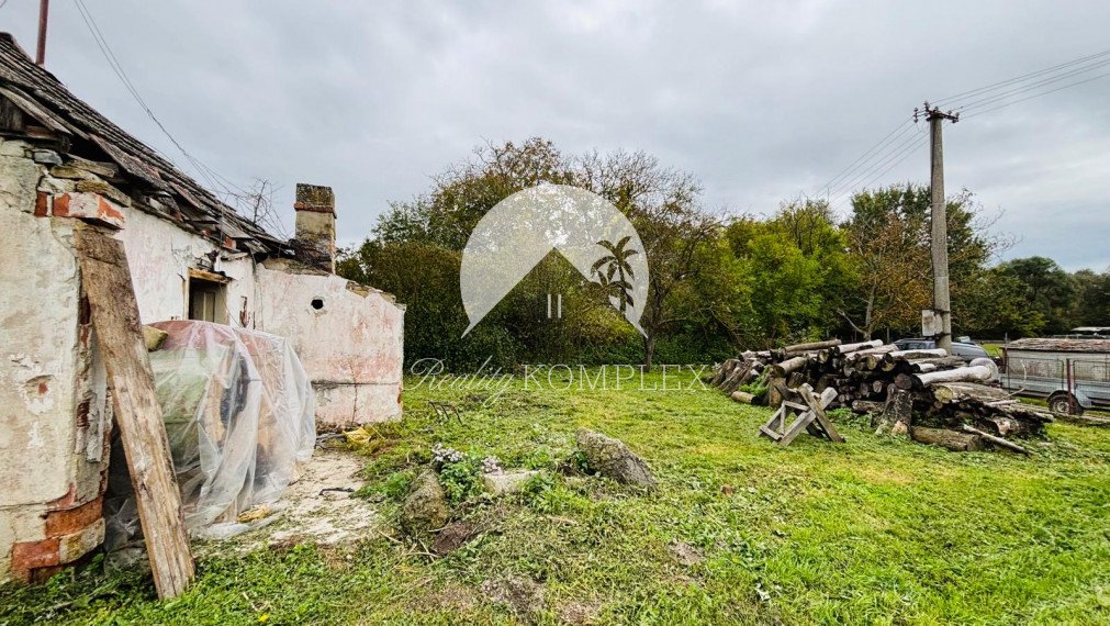 Reality KOMPLEX s.r.o., Vám ponúka EXKLUZÍVNE na predaj pozemok so starším domom v obci Čičov