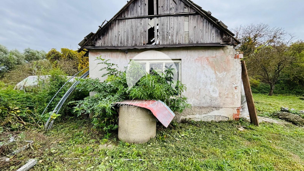 Reality KOMPLEX s.r.o., Vám ponúka EXKLUZÍVNE na predaj pozemok so starším domom v obci Čičov