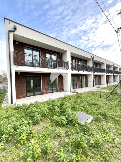 Reality KOMPLEX s.r.o.  Vám predstavuje na PREDAJ jedinečnú príležitosť bývania v rodinných radových domov v srdci obce Okoličná na Ostrove.