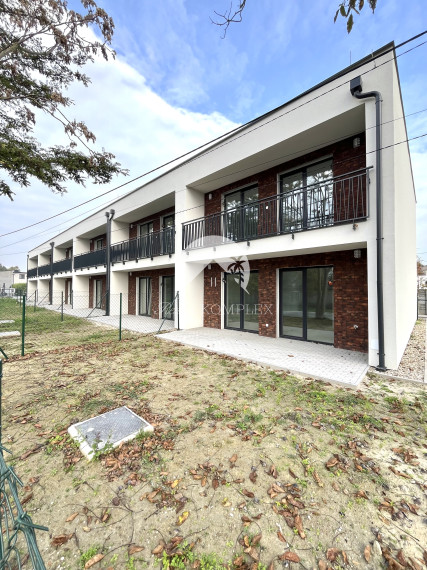 Reality KOMPLEX s.r.o.  Vám predstavuje na PREDAJ jedinečnú príležitosť bývania v rodinných radových domov v srdci obce Okoličná na Ostrove.