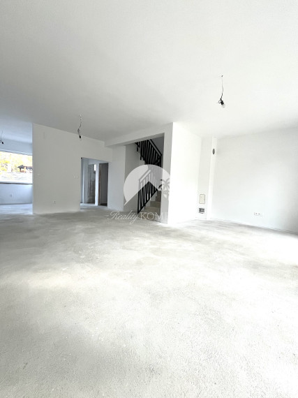 Reality KOMPLEX s.r.o.  Vám predstavuje na PREDAJ jedinečnú príležitosť bývania v rodinných radových domov v srdci obce Okoličná na Ostrove.