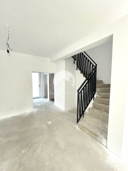 Reality KOMPLEX s.r.o.  Vám predstavuje na PREDAJ jedinečnú príležitosť bývania v rodinných radových domov v srdci obce Okoličná na Ostrove.