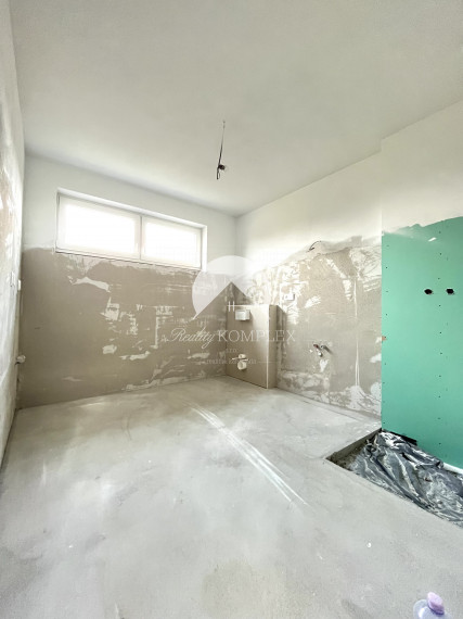 Reality KOMPLEX s.r.o.  Vám predstavuje na PREDAJ jedinečnú príležitosť bývania v rodinných radových domov v srdci obce Okoličná na Ostrove.