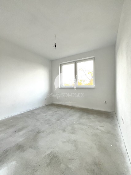 Reality KOMPLEX s.r.o.  Vám predstavuje na PREDAJ jedinečnú príležitosť bývania v rodinných radových domov v srdci obce Okoličná na Ostrove.