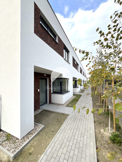 Reality KOMPLEX s.r.o.  Vám predstavuje na PREDAJ jedinečnú príležitosť bývania v rodinných radových domov v srdci obce Okoličná na Ostrove.