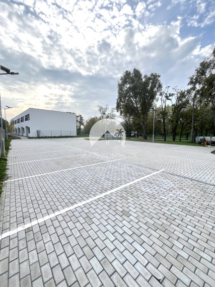 Reality KOMPLEX s.r.o.  Vám predstavuje na PREDAJ jedinečnú príležitosť bývania v rodinných radových domov v srdci obce Okoličná na Ostrove.