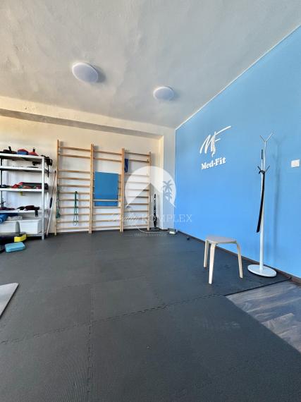 Exkluzívne iba u nás Vám Reality KOMPLEX s.r.o., ponúka na prenájom nebytový priestor pri novom futbalovom štadióne v meste Komárno