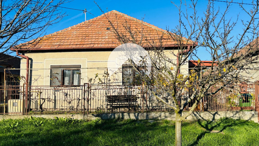 Reality KOMPLEX s.r.o. Vám ponúka EXKLUZÍVNE na predaj 3 izbový rodinný dom v obci Okoličná na Ostrove.
