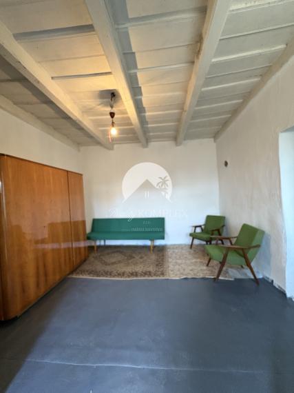 ZNÍŽENÁ CENA !!! Iba u nás!!! Reality KOMPLEX s.r.o., Vám ponúka na predaj 2-izbový rodinný dom vo vyhľadávanej lokalite vo Svätom Petri s veľkým pozemkom o celkovej výmere 1554m2 za SUPER CENU