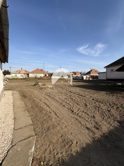 ZNÍŽENÁ CENA !!! Iba u nás!!! Reality KOMPLEX s.r.o., Vám ponúka na predaj 2-izbový rodinný dom vo vyhľadávanej lokalite vo Svätom Petri s veľkým pozemkom o celkovej výmere 1554m2 za SUPER CENU