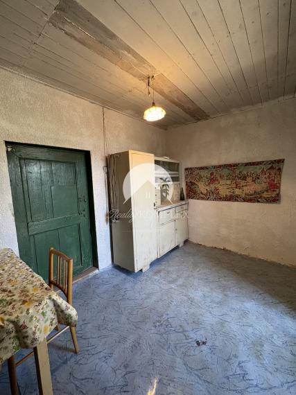 ZNÍŽENÁ CENA !!! Iba u nás!!! Reality KOMPLEX s.r.o., Vám ponúka na predaj 2-izbový rodinný dom vo vyhľadávanej lokalite vo Svätom Petri s veľkým pozemkom o celkovej výmere 1554m2 za SUPER CENU