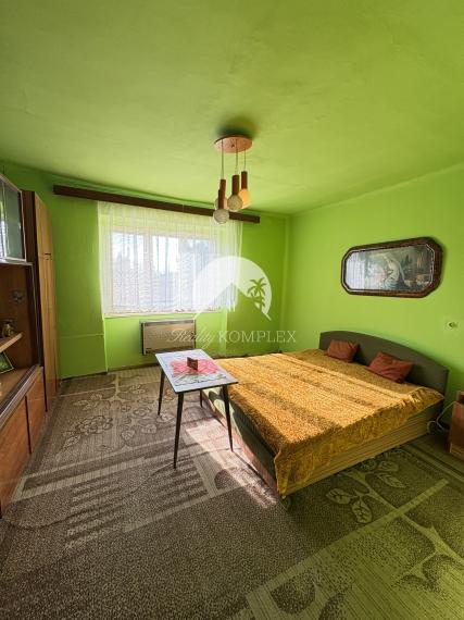 ZNÍŽENÁ CENA !!! Iba u nás!!! Reality KOMPLEX s.r.o., Vám ponúka na predaj 2-izbový rodinný dom vo vyhľadávanej lokalite vo Svätom Petri s veľkým pozemkom o celkovej výmere 1554m2 za SUPER CENU