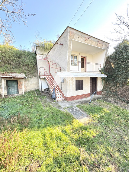 MIMORIADNÁ PONUKA!!! ZĽAVA!!! Iba u nás!!! Reality KOMPLEX s.r.o., Vám ponúka na predaj rekreačnú chatu s klenbovou pivnicou, ktorá sa nachádza v rekreačnej oblasti v obci Kamenica nad Hronom, okres Nové Zámky !!!