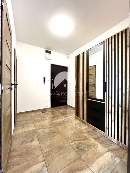 Iba u nás!!! Reality KOMPLEX s.r.o. Vám ponúka od spoľahlivého majiteľa na prenájom, prerobený 1 izbový zariadený byt s klimatizáciou vo výbornej lokalite v Komárne !!!