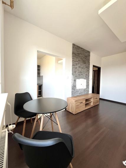 Iba u nás!!! Reality KOMPLEX s.r.o. Vám ponúka od spoľahlivého majiteľa na prenájom, prerobený 1 izbový zariadený byt s klimatizáciou vo výbornej lokalite v Komárne !!!