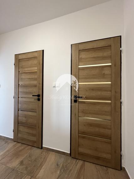 Iba u nás!!! Reality KOMPLEX s.r.o. Vám ponúka od spoľahlivého majiteľa na prenájom, prerobený 1 izbový zariadený byt s klimatizáciou vo výbornej lokalite v Komárne !!!