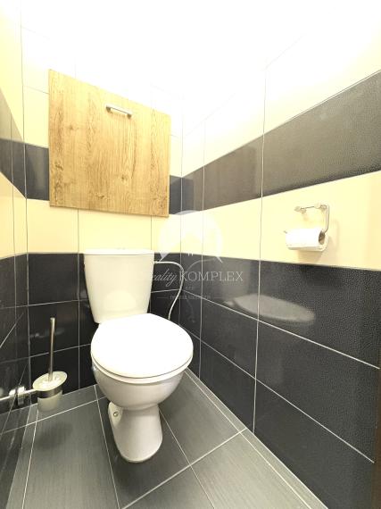 Iba u nás!!! Reality KOMPLEX s.r.o. Vám ponúka od spoľahlivého majiteľa na prenájom, prerobený 1 izbový zariadený byt s klimatizáciou vo výbornej lokalite v Komárne !!!