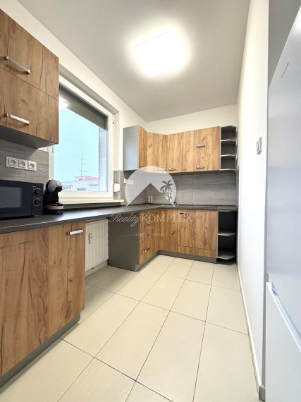 Iba u nás!!! Reality KOMPLEX s.r.o. Vám ponúka od spoľahlivého majiteľa na prenájom, prerobený 1 izbový zariadený byt s klimatizáciou vo výbornej lokalite v Komárne !!!