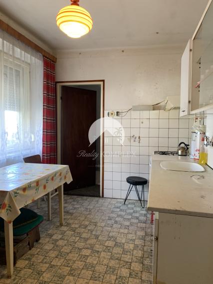 Reality KOMPLEX s.r.o. Vám ponúka na PREDAJ zachovalý rodinný dom v historickom centre Komárna!!