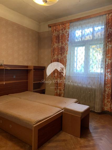 Reality KOMPLEX s.r.o. Vám ponúka na PREDAJ zachovalý rodinný dom v historickom centre Komárna!!