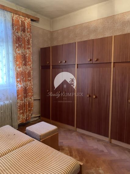 Reality KOMPLEX s.r.o. Vám ponúka na PREDAJ zachovalý rodinný dom v historickom centre Komárna!!