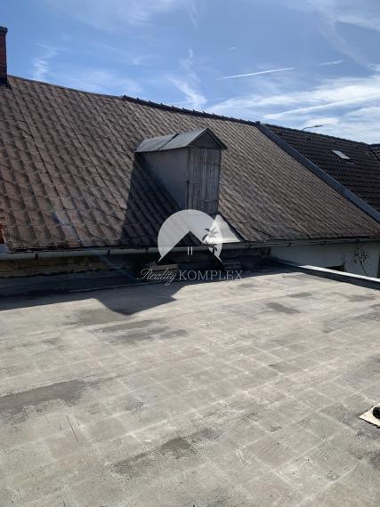 Reality KOMPLEX s.r.o. Vám ponúka na PREDAJ zachovalý rodinný dom v historickom centre Komárna!!