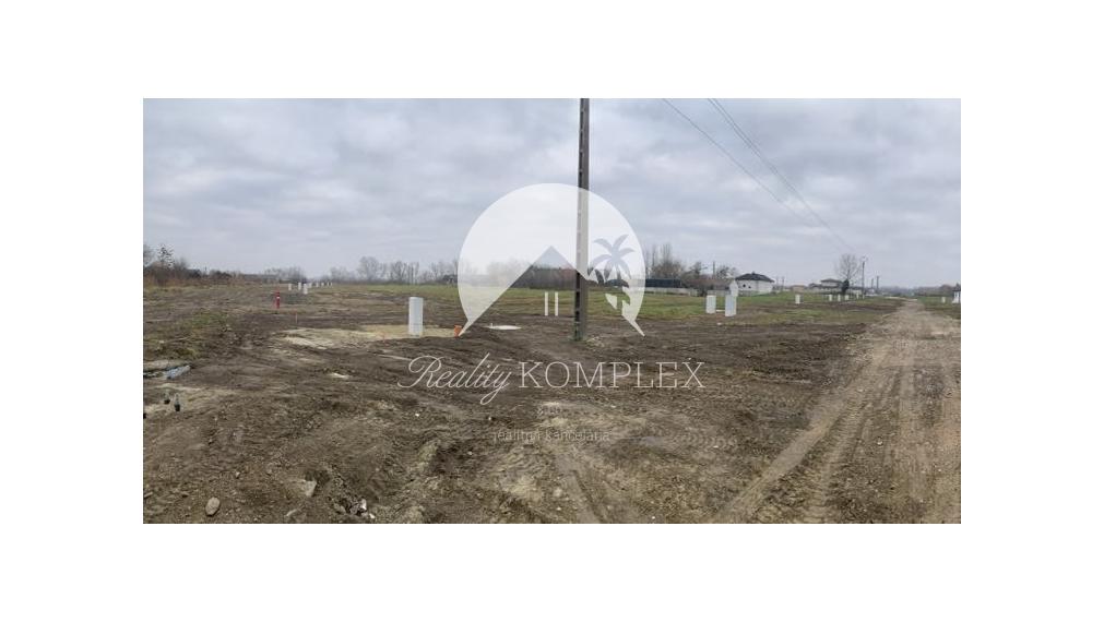 Reality KOMPLEX s.r.o. Vám ponúka na PREDAJ pekné, rovinaté pozemky vo veľmi dobrej lokalite mesta Komárom, v Maďarsku!!