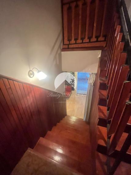 Reality KOMPLEX s.r.o., Vám ponúka na predaj poschodový rodinný dom v  obci Svodín!