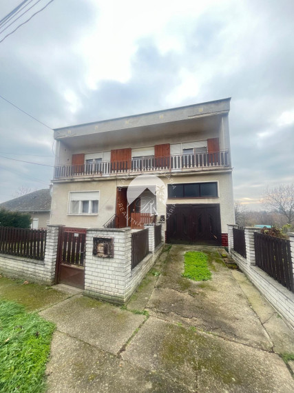 Reality KOMPLEX s.r.o., Vám ponúka na predaj poschodový rodinný dom v  obci Svodín!