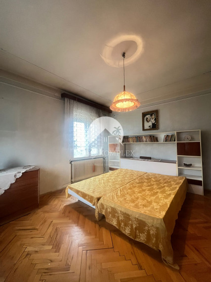 Reality KOMPLEX s.r.o., Vám ponúka na predaj poschodový rodinný dom v  obci Svodín!