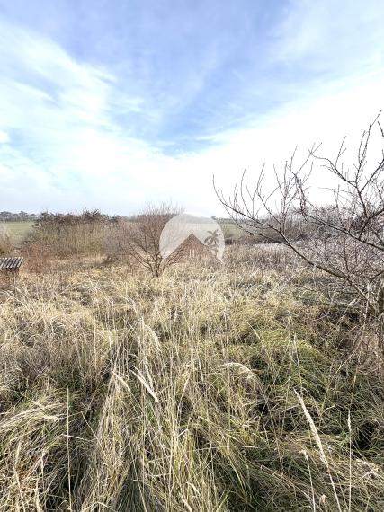 MIMORIADNÁ PONUKA!!! ZĽAVA!!! Reality KOMPLEX s.r.o., Vám ponúka na predaj  záhradu s rozlohou 1385m2 v obci Szőny-Komárom v Maďarsku za super cenu !!!