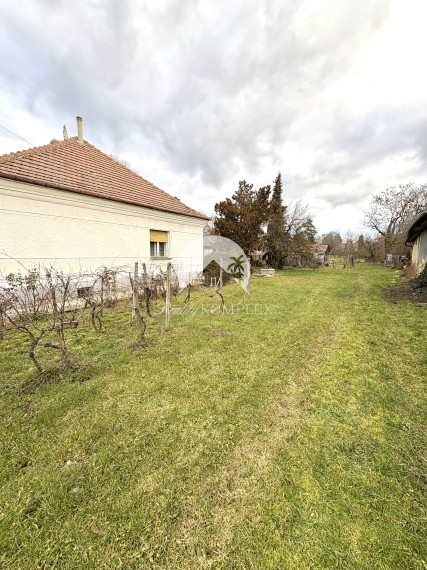 VÝRAZNÁ ZĽAVA !!! MIMORIADNÁ PONUKA!!! Reality KOMPLEX s.r.o., Vám ponúka  zariadený 4 izbový rodinný dom s veľkým pozemkom a s garážou vo vyhľadávanej lokalite v obci Rúbaň okres Nové Zámky !!!