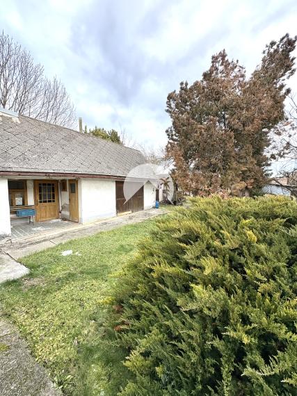 VÝRAZNÁ ZĽAVA !!! MIMORIADNÁ PONUKA!!! Reality KOMPLEX s.r.o., Vám ponúka  zariadený 4 izbový rodinný dom s veľkým pozemkom a s garážou vo vyhľadávanej lokalite v obci Rúbaň okres Nové Zámky !!!