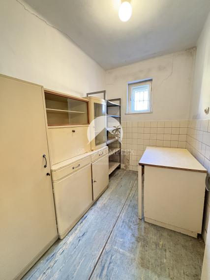 VÝRAZNÁ ZĽAVA !!! MIMORIADNÁ PONUKA!!! Reality KOMPLEX s.r.o., Vám ponúka  zariadený 4 izbový rodinný dom s veľkým pozemkom a s garážou vo vyhľadávanej lokalite v obci Rúbaň okres Nové Zámky !!!