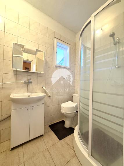 VÝRAZNÁ ZĽAVA !!! MIMORIADNÁ PONUKA!!! Reality KOMPLEX s.r.o., Vám ponúka  zariadený 4 izbový rodinný dom s veľkým pozemkom a s garážou vo vyhľadávanej lokalite v obci Rúbaň okres Nové Zámky !!!