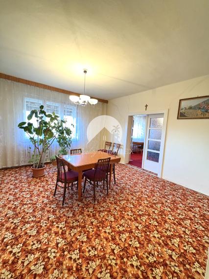 VÝRAZNÁ ZĽAVA !!! MIMORIADNÁ PONUKA!!! Reality KOMPLEX s.r.o., Vám ponúka  zariadený 4 izbový rodinný dom s veľkým pozemkom a s garážou vo vyhľadávanej lokalite v obci Rúbaň okres Nové Zámky !!!