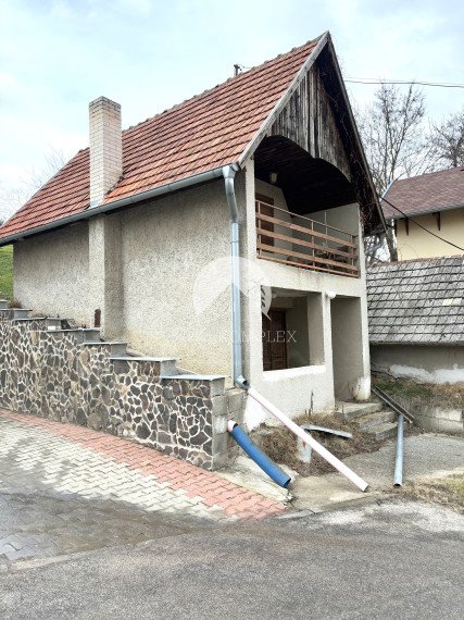 Exkluzívne iba u nás!!! Reality KOMPLEX s.r.o. Vám ponúka na PREDAJ víkendový domček, nachádzajúci sa v malebnej lokalite v obci Búč, kúsok od rybárskeho rezortu, za super cenu !!!